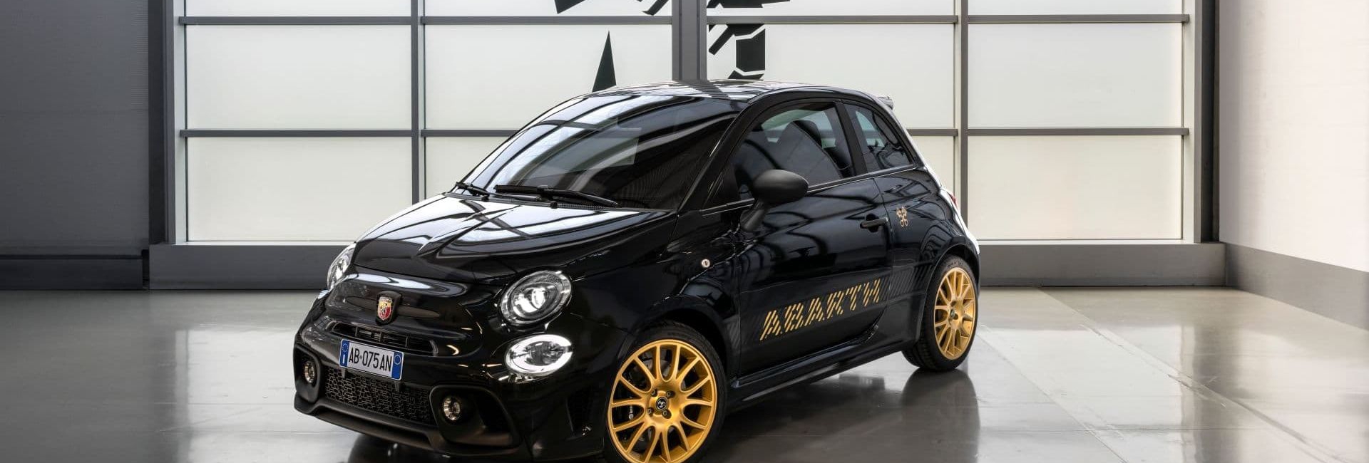 Limitált kiadással tiszteleg 75. születésnapja előtt az Abarth