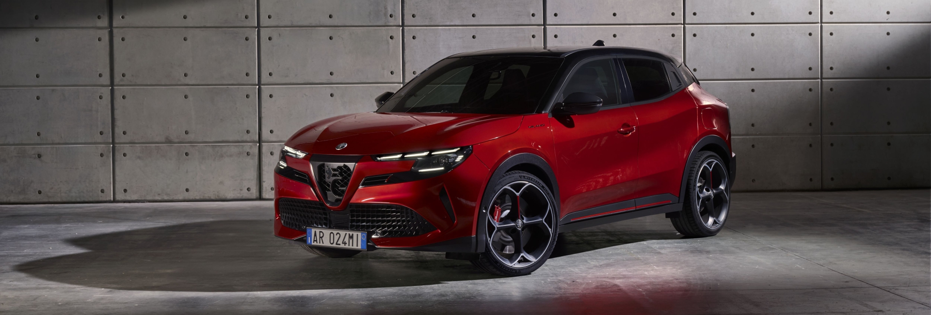 Bemutatták az Alfa Romeo első teljesen elektromos modelljét, a Milanót