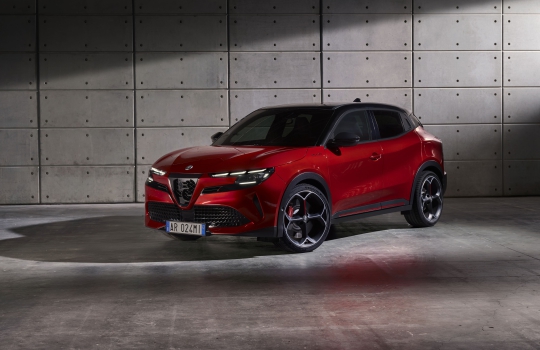 Bemutatták az Alfa Romeo első teljesen elektromos modelljét, a Milanót