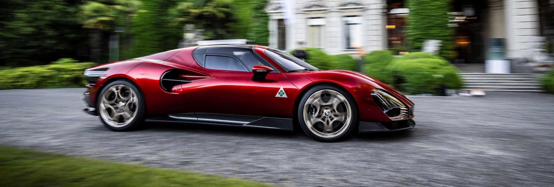 Az Alfa Romeo Stradale 33 a Comói-tó partján is bizonyította szépségét