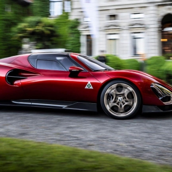 Az Alfa Romeo Stradale 33 a Comói-tó partján is bizonyította szépségét