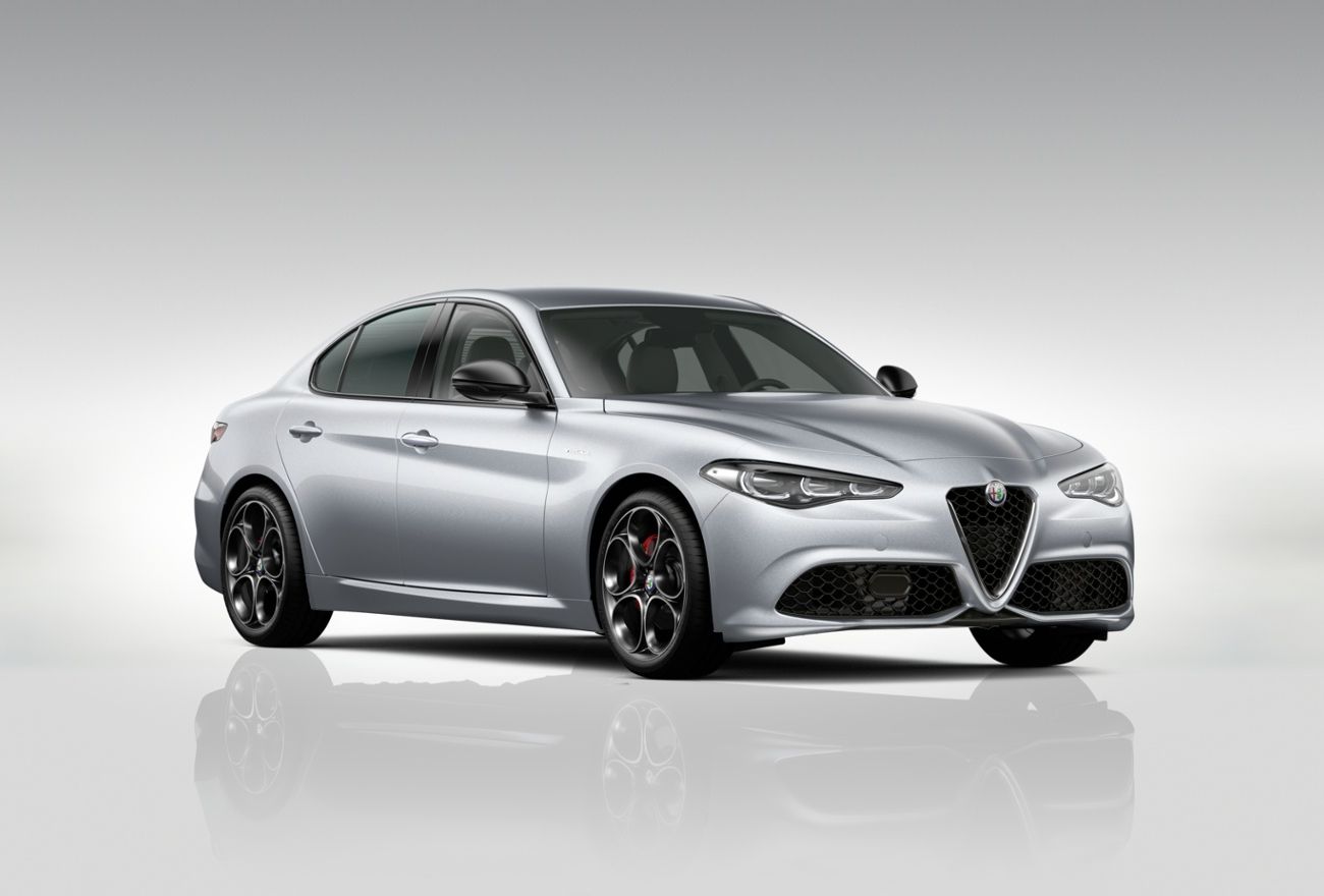 alfa-romeo-giulia-carnet-riegler-keszlet-feher