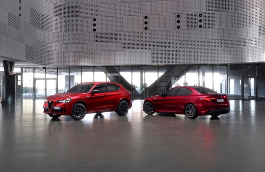 Sosem látott vörös színben pompáznak ezek az Alfa Romeók