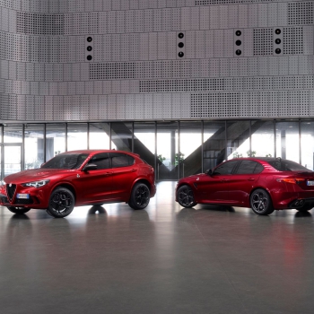 Sosem látott vörös színben pompáznak ezek az Alfa Romeók