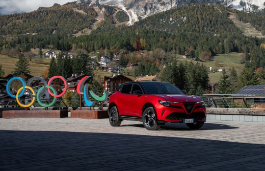 Alfa Romeók, Fiatok, Lanciák és Maseratik szállítják a téli olimpia versenyzőit és vendégeit