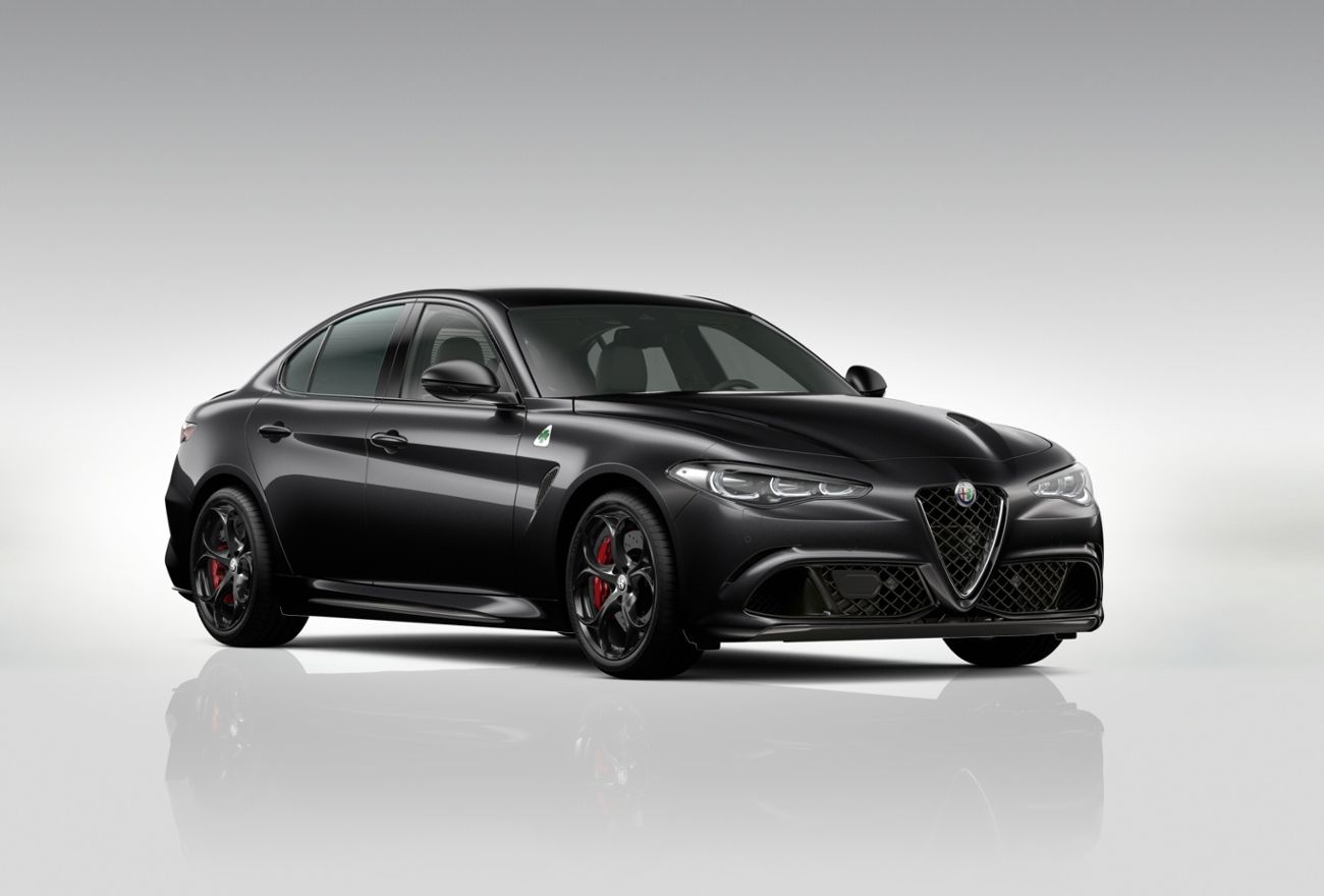 alfa-romeo-stelvio-keszletakcio-carnet-riegler-fekete