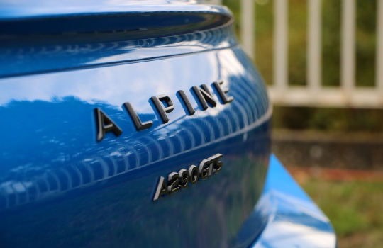 Az Alpine A290 és Driven By Johnny