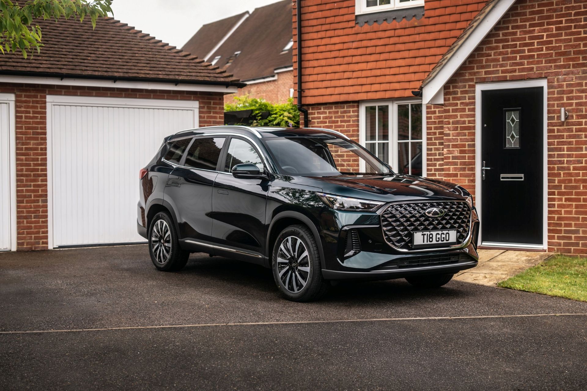 chery-tiggo-8-sh-outside-house-carnet-hir