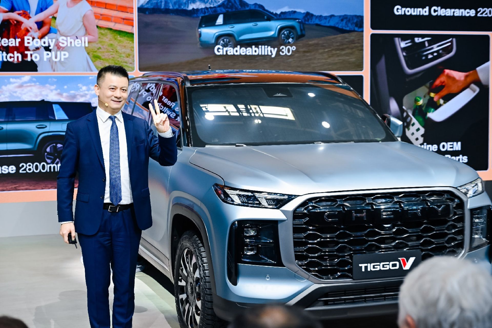 jeff-zhang-and-the-chery-tiggo-v-at-auto-china-2026-carnet-hir