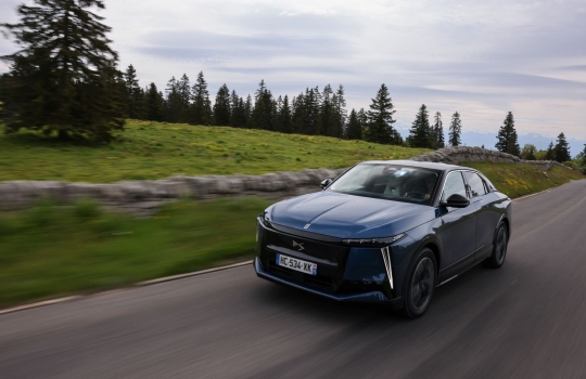 Autópályás teszteken bizonyított a DS csúcsmodellje: akár 500 kilométer egyetlen töltéssel