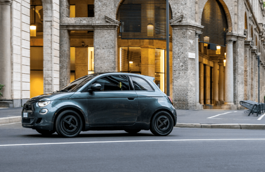 Giorgo Armani kiadás készül a Fiat 500e-ből