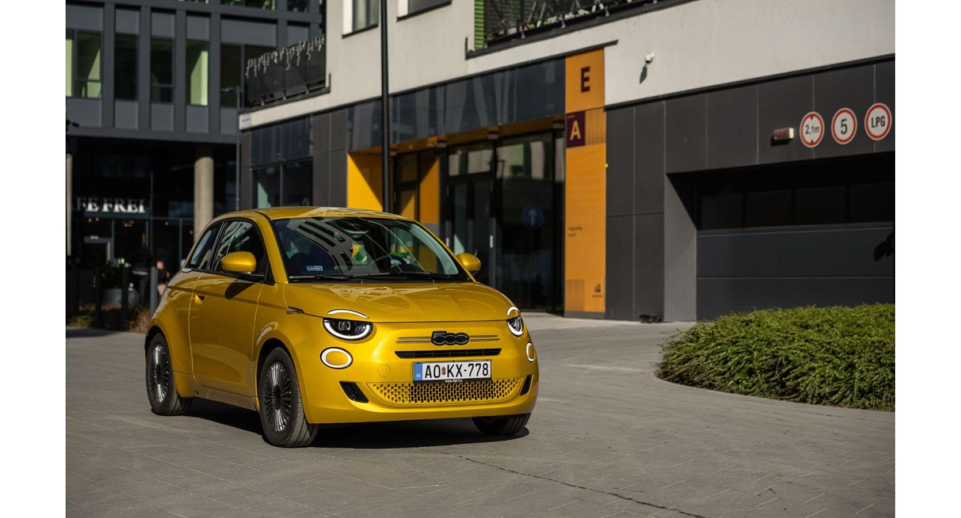 magyarorszagon-is-bemutatkozott-az-uj-fiat-500-hybrid-carnet-hir