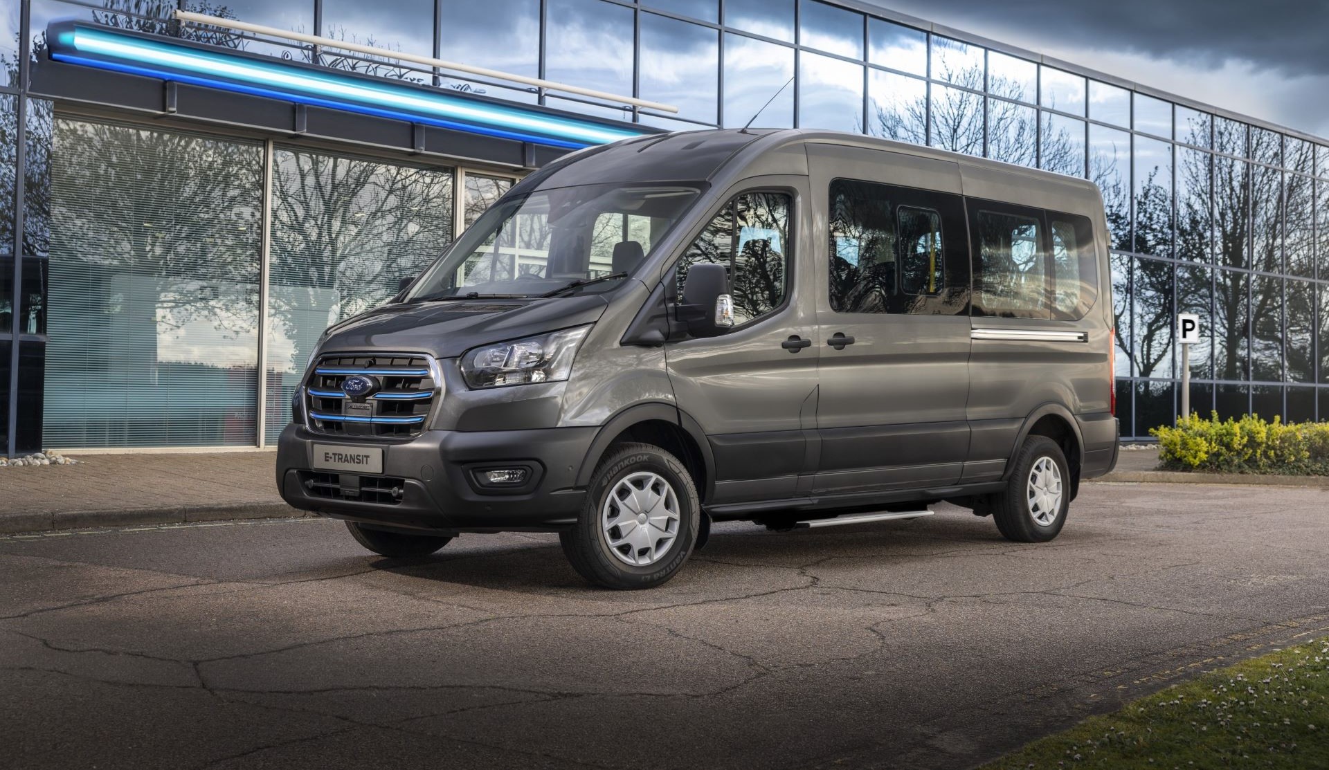 Messzebb jut, többet visz a Ford E-Transit 