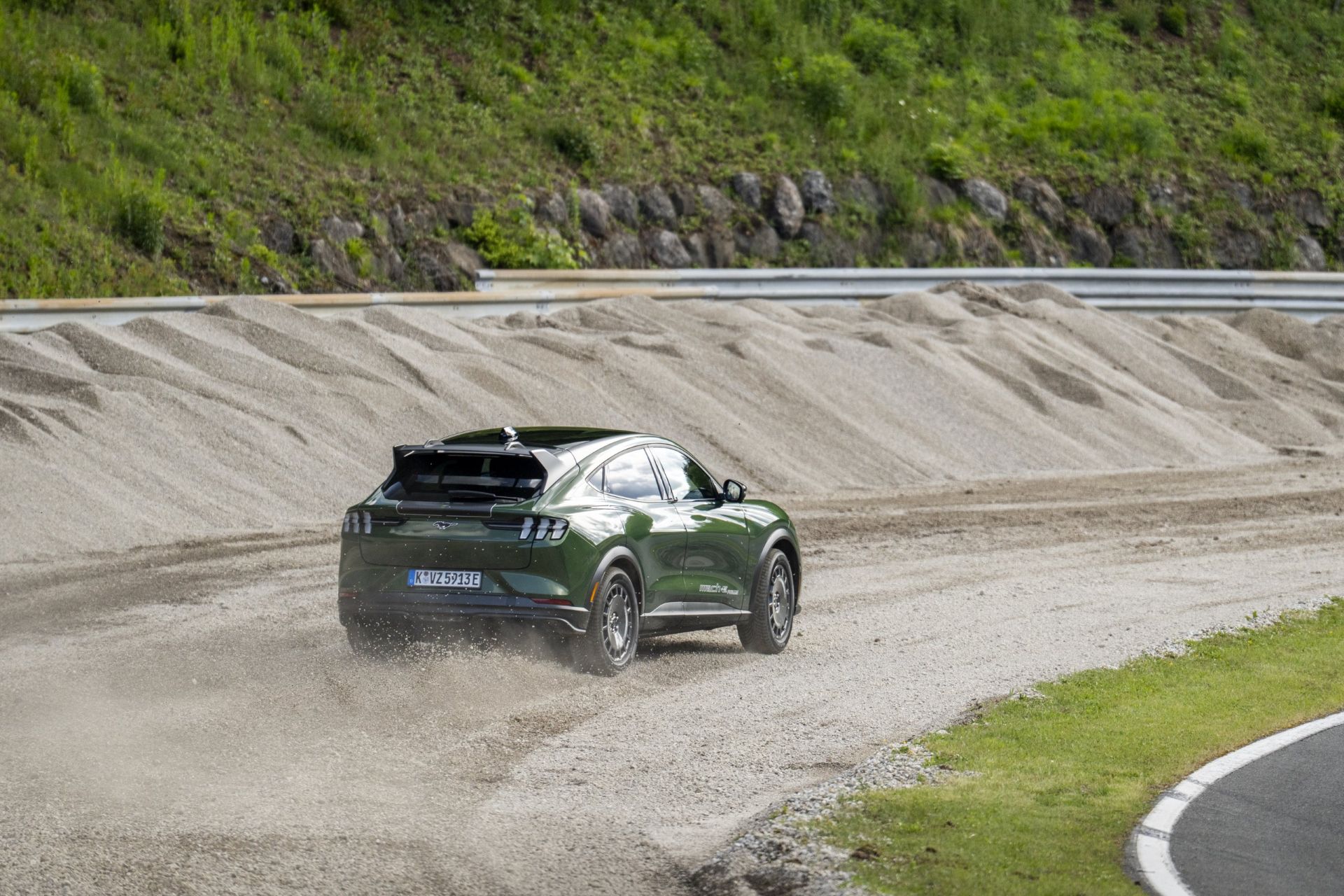 2026-ford-mustang-mach-e-rally-carnet-hir-