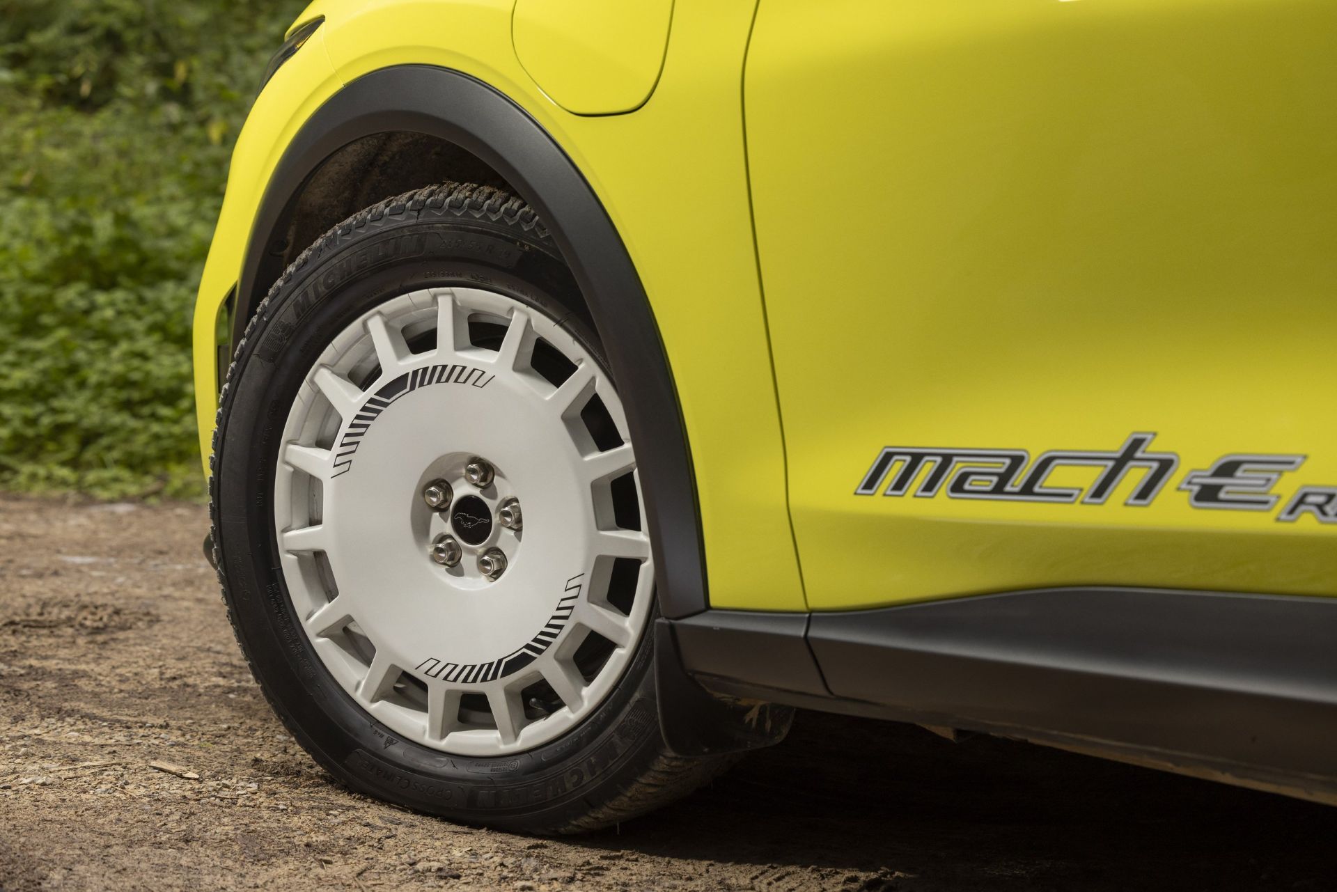 ford-mustang-mach-e-rally-carnet-hir-2
