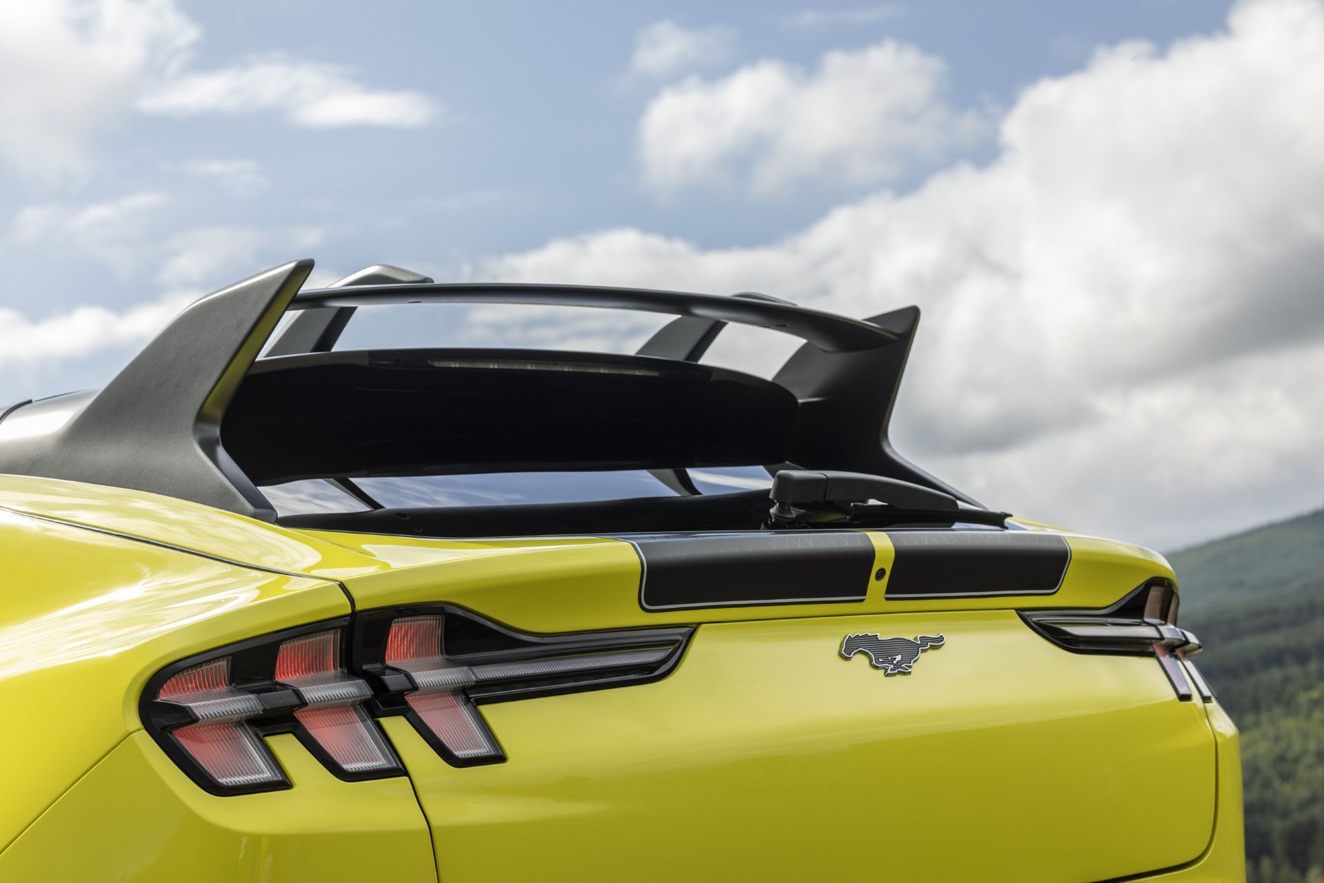 ford-mustang-mach-e-rally-carnet-hir-3