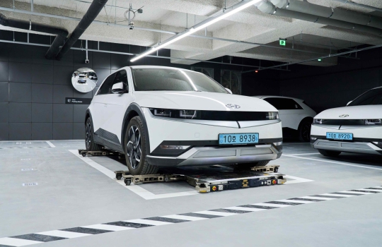 Autókat emel, rendet rak a Hyundai új robotja