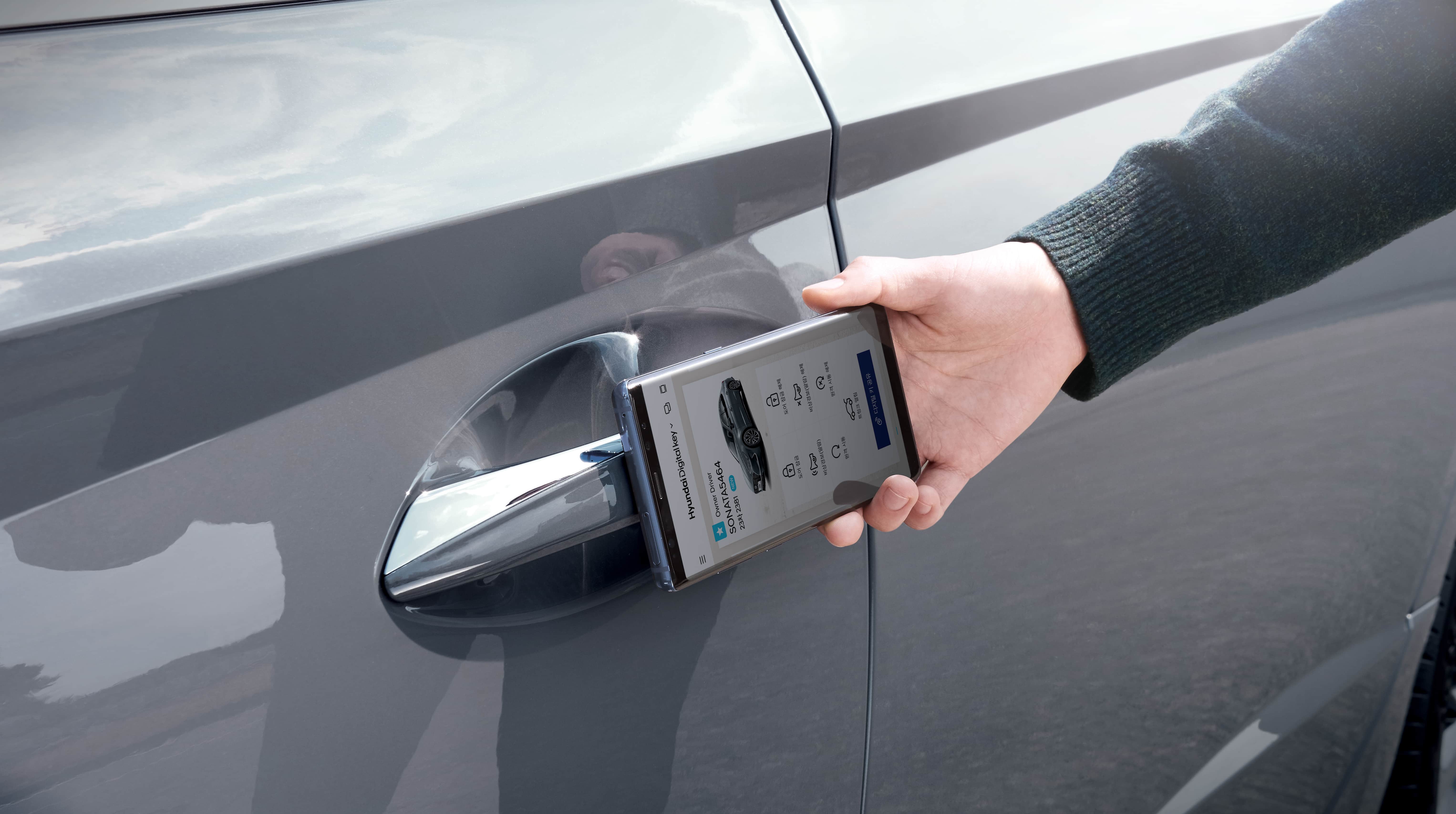 hyundai-sonata-nyitas-telefonnal