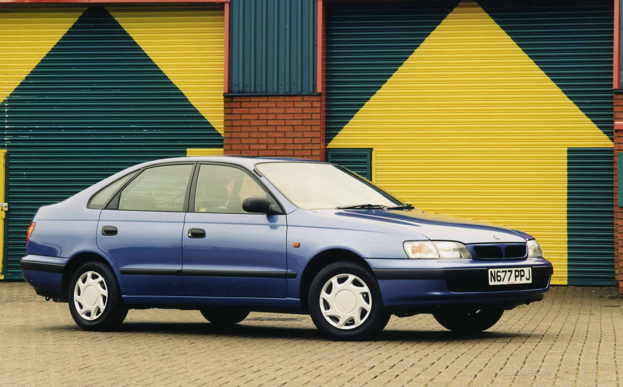toyota-carina-e