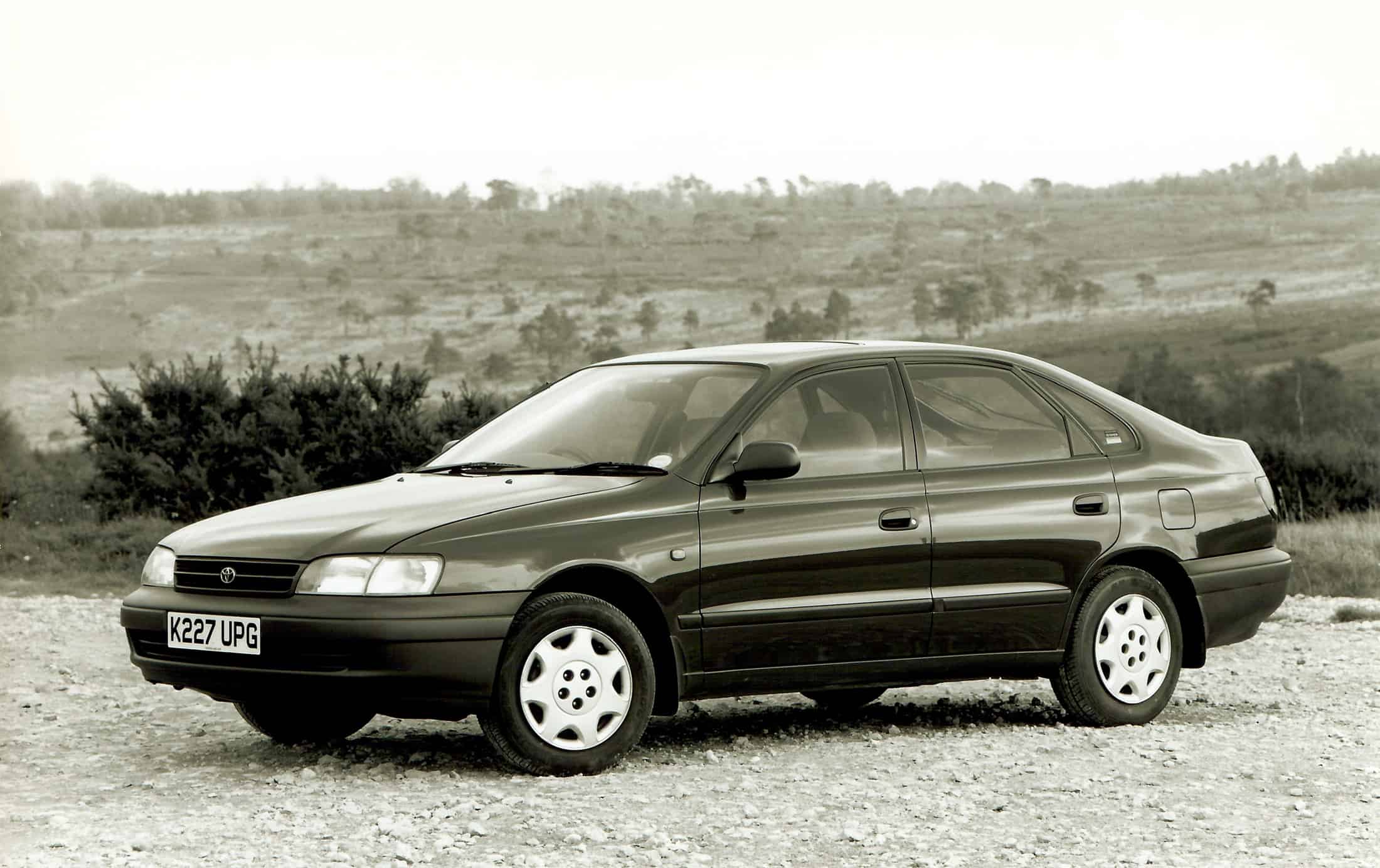 toyota-carina-e