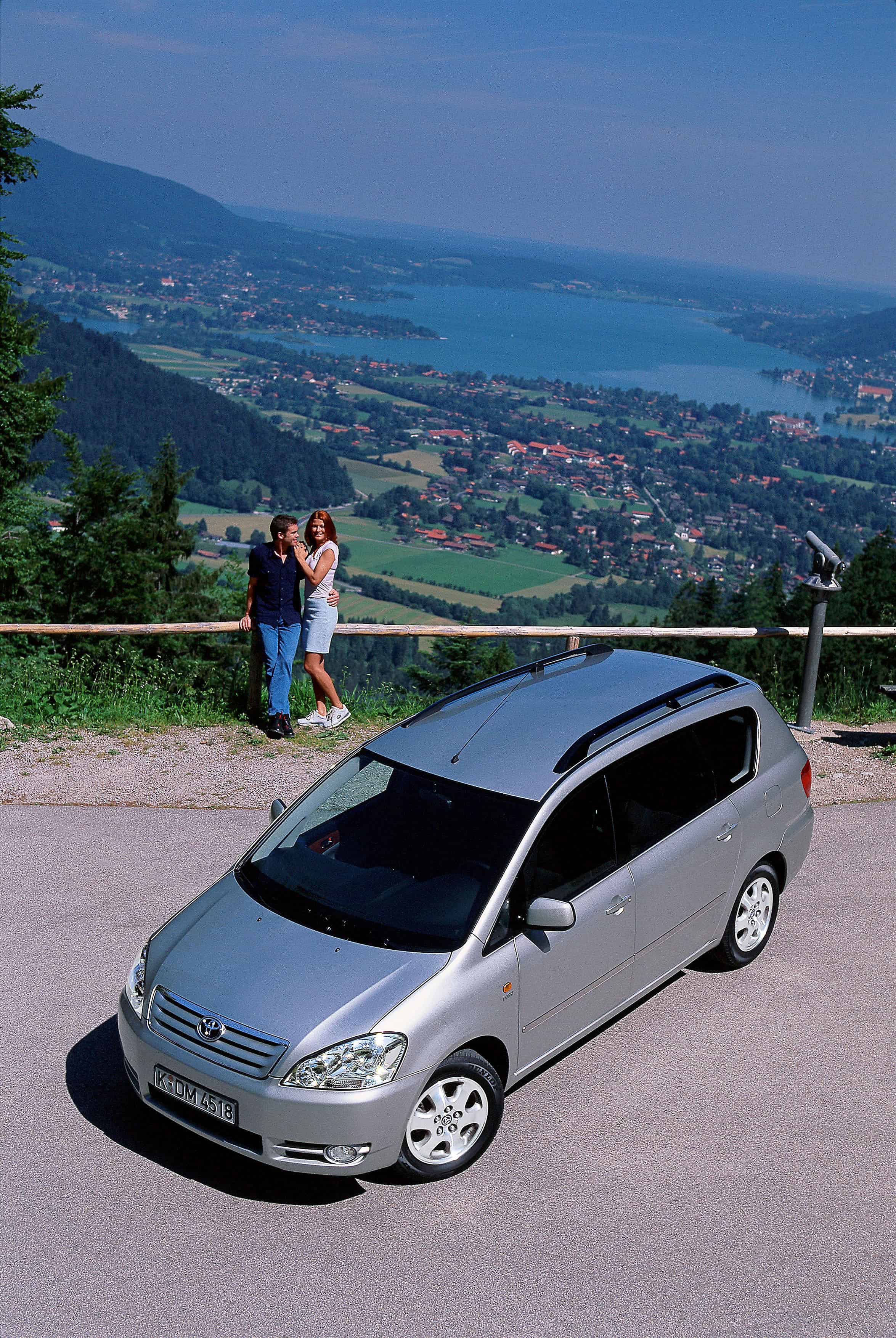 toyota-avensis-verso