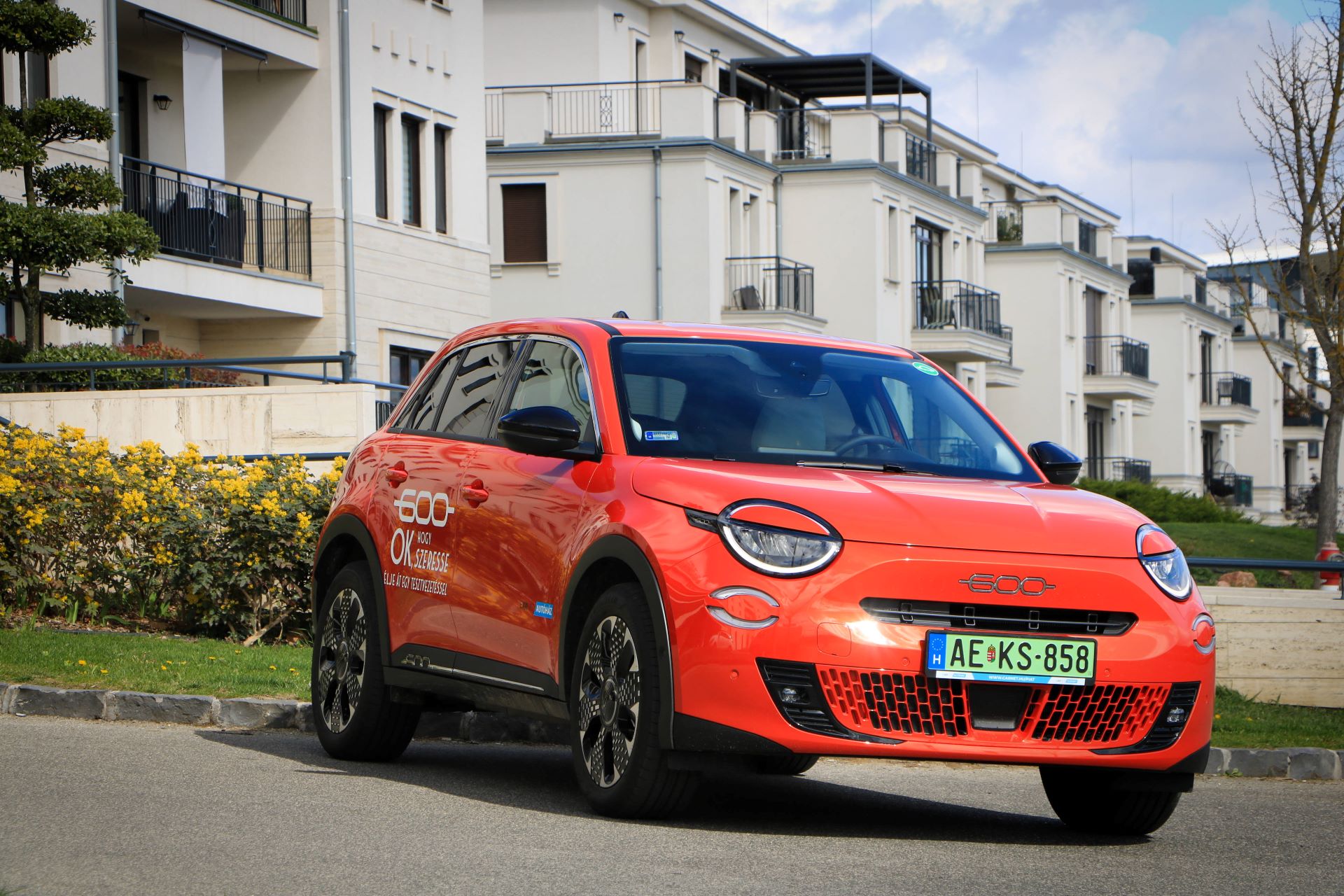 fiat-600-e-elektromos-suv-szines-olasz-oltonyben-carnet-18