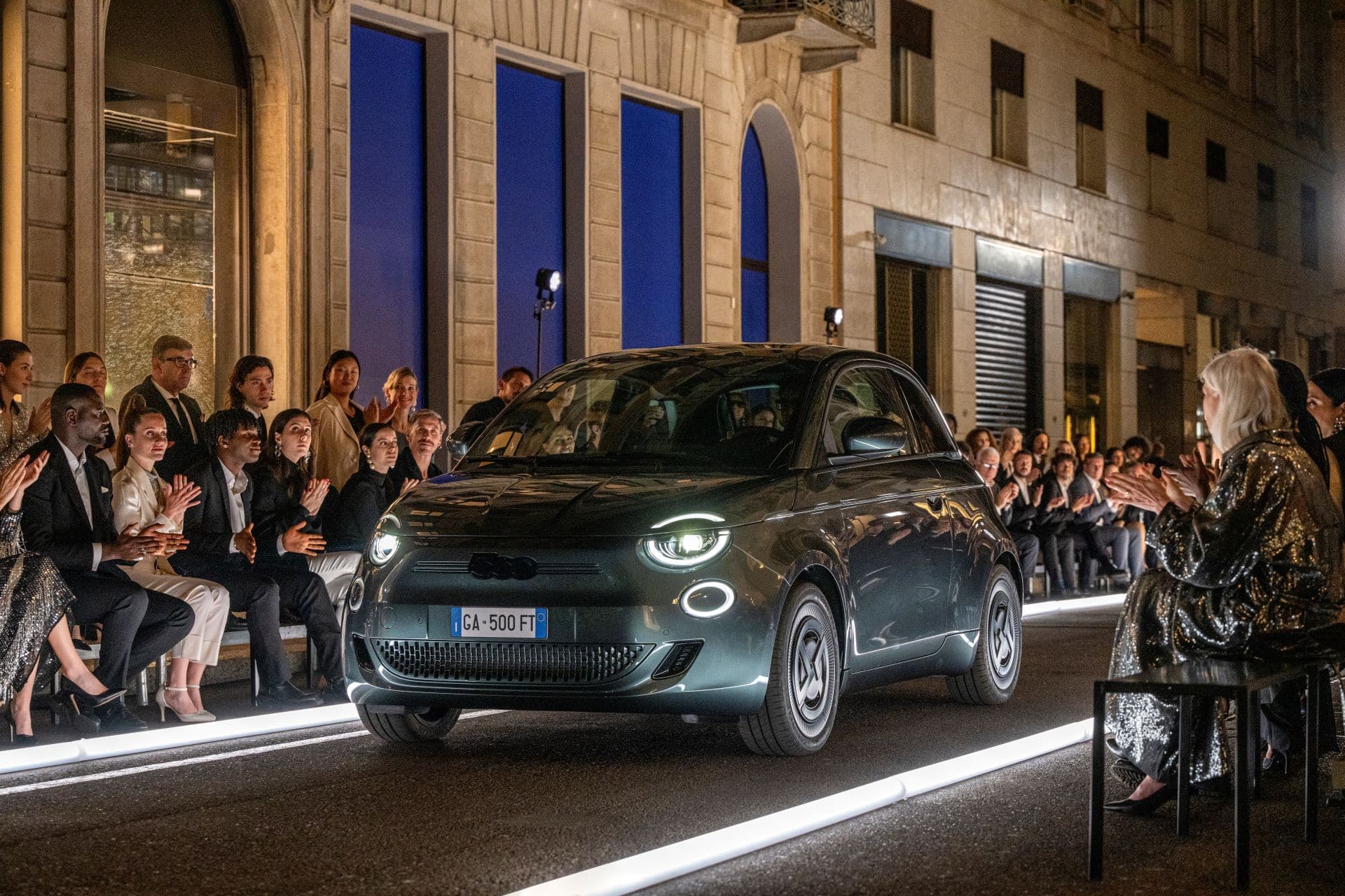 fiat-500e-giorgio-armani-collectorsedition-carnet-hir-1