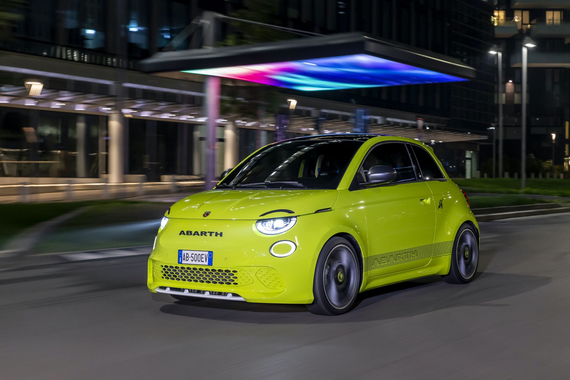 uj-abarth-500-e-carnet-hir