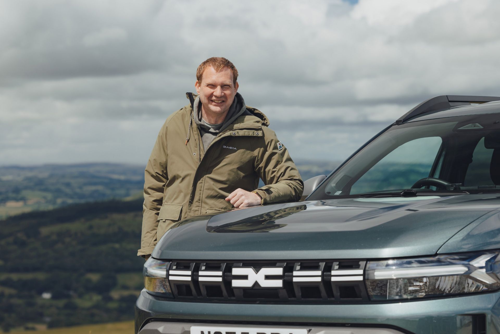 world-record-holder-kevin-booker-helps-drivers-beat-fuel-price-increases-dacia-carnet-hir-5