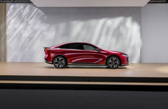 Hátsókerék-hajtású nagyautó a Mazdától