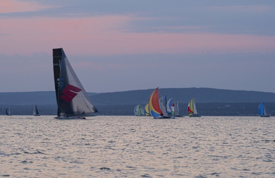 Vitorlát bontott a Balatonon a Suzuki