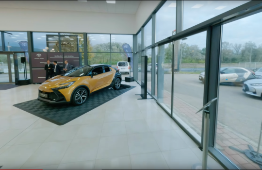 Vadonatúj Toyota szalon Tatabányán